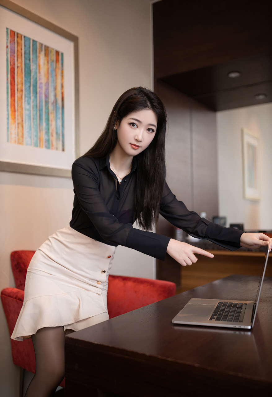 薄款长袖微透上衣搭配白色短裙黑丝袜,彰显模特高挑曼妙,丰盈柔美的