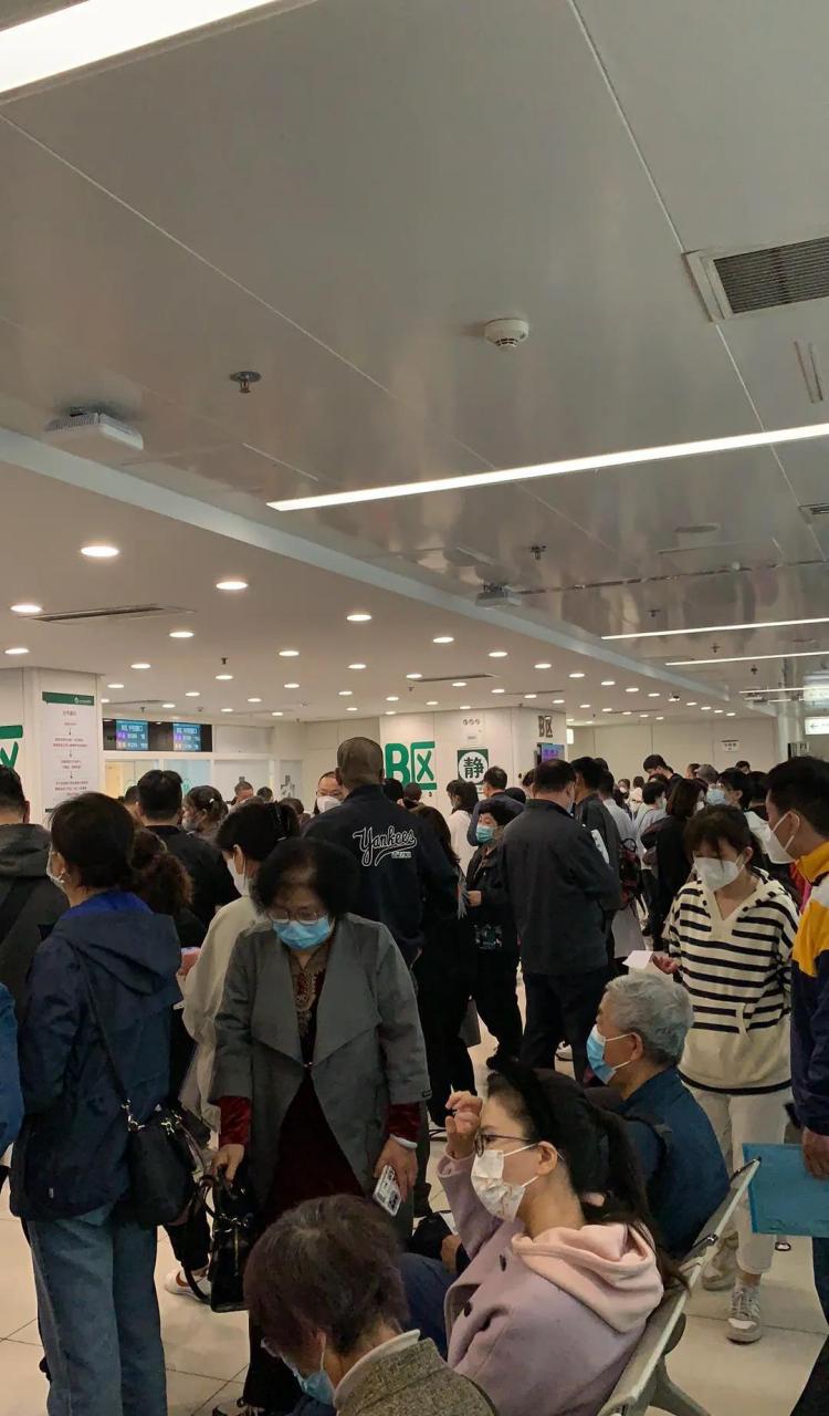 北京协和医院乌央乌央的人,[流泪]东张西望的大多是新来的,一脸麻木的