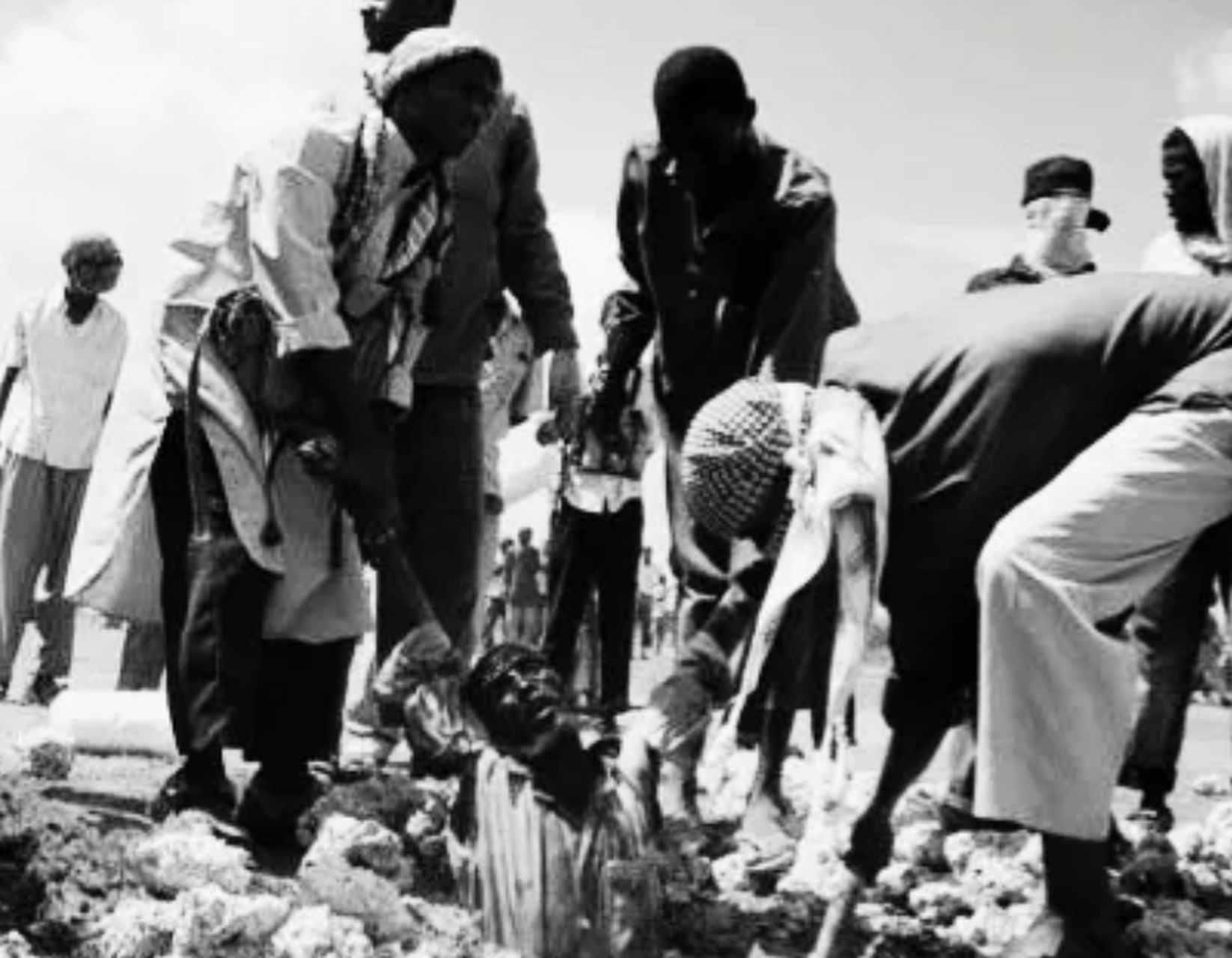 2005年,阿富汗,一名被用"石刑"处决的男子,这种刑法非常惨无人道,通常