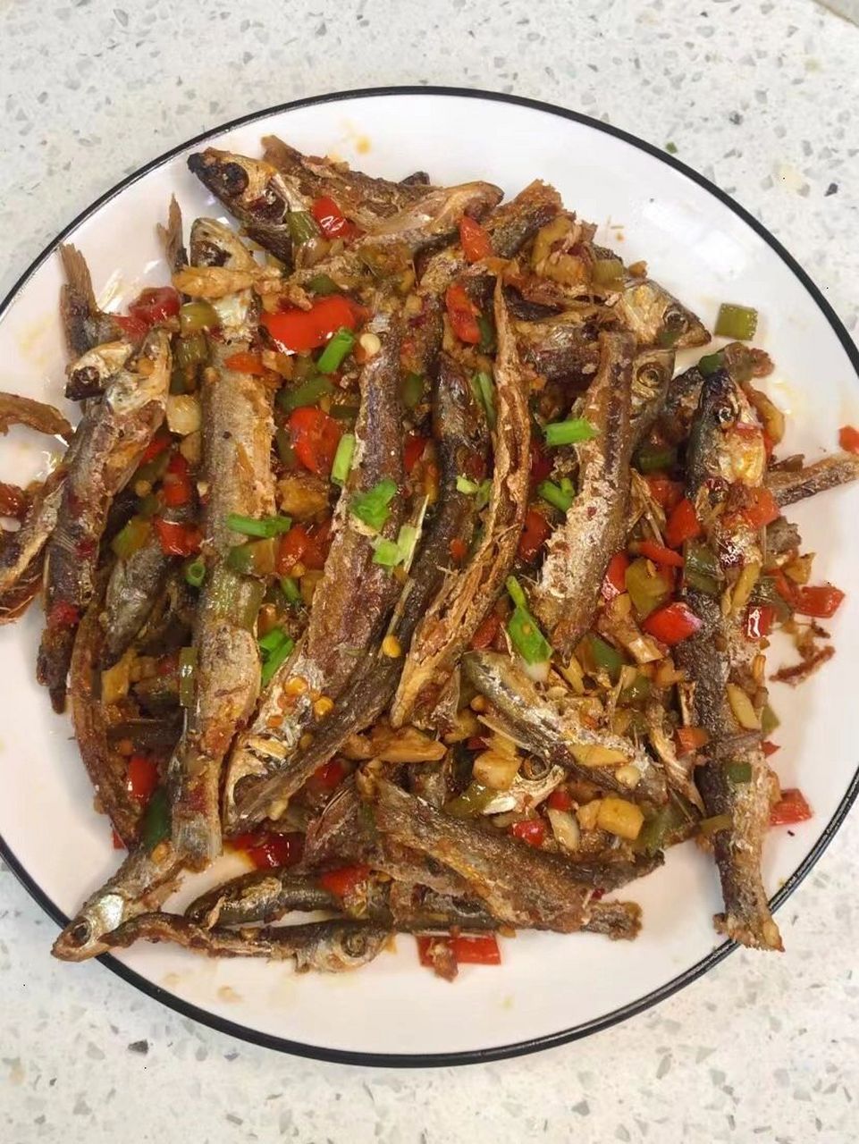 今天出去买菜好不容易碰到卖这小杂鱼,激动一把,好久没吃了,老板人