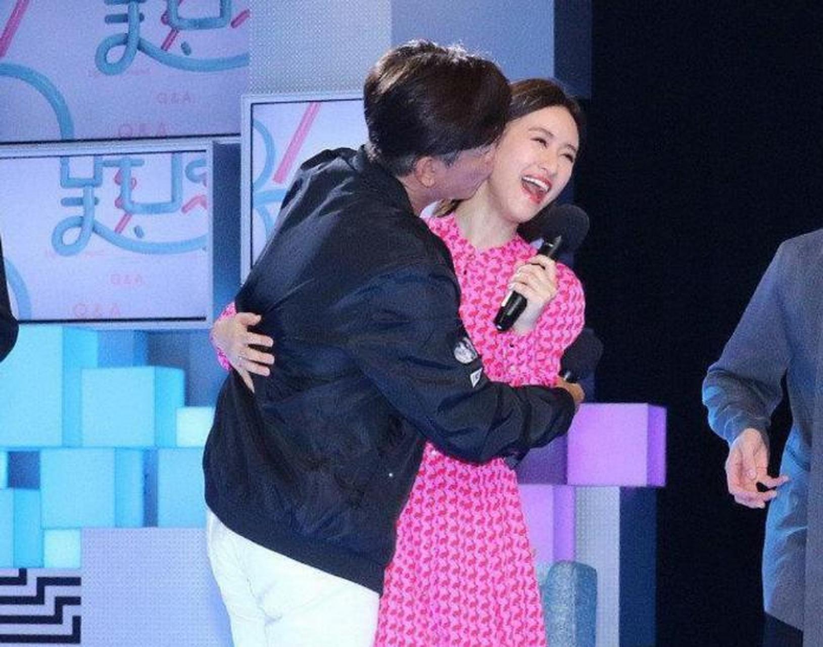 吴姗儒忙回避好尴尬,还曾帮其提抹胸 4月5日,吴宗宪与女儿吴姗儒一同