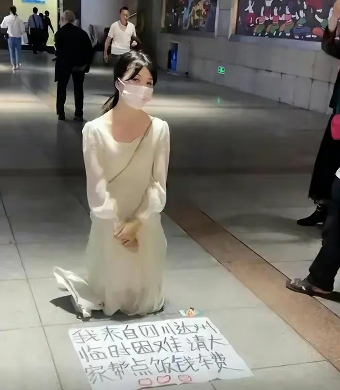 重庆地下通道内乞讨的美女长相太过漂亮,自己才会相信她不是骗子
