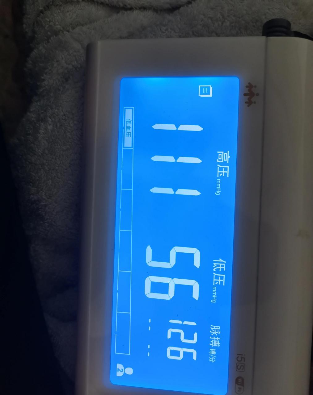 今天早上7点过老公起说心跳有些快,敢紧给他测血压95/55,心率136,让他