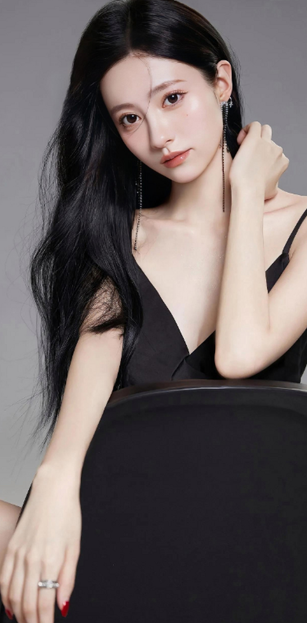 吊带黑裙美女小姐姐