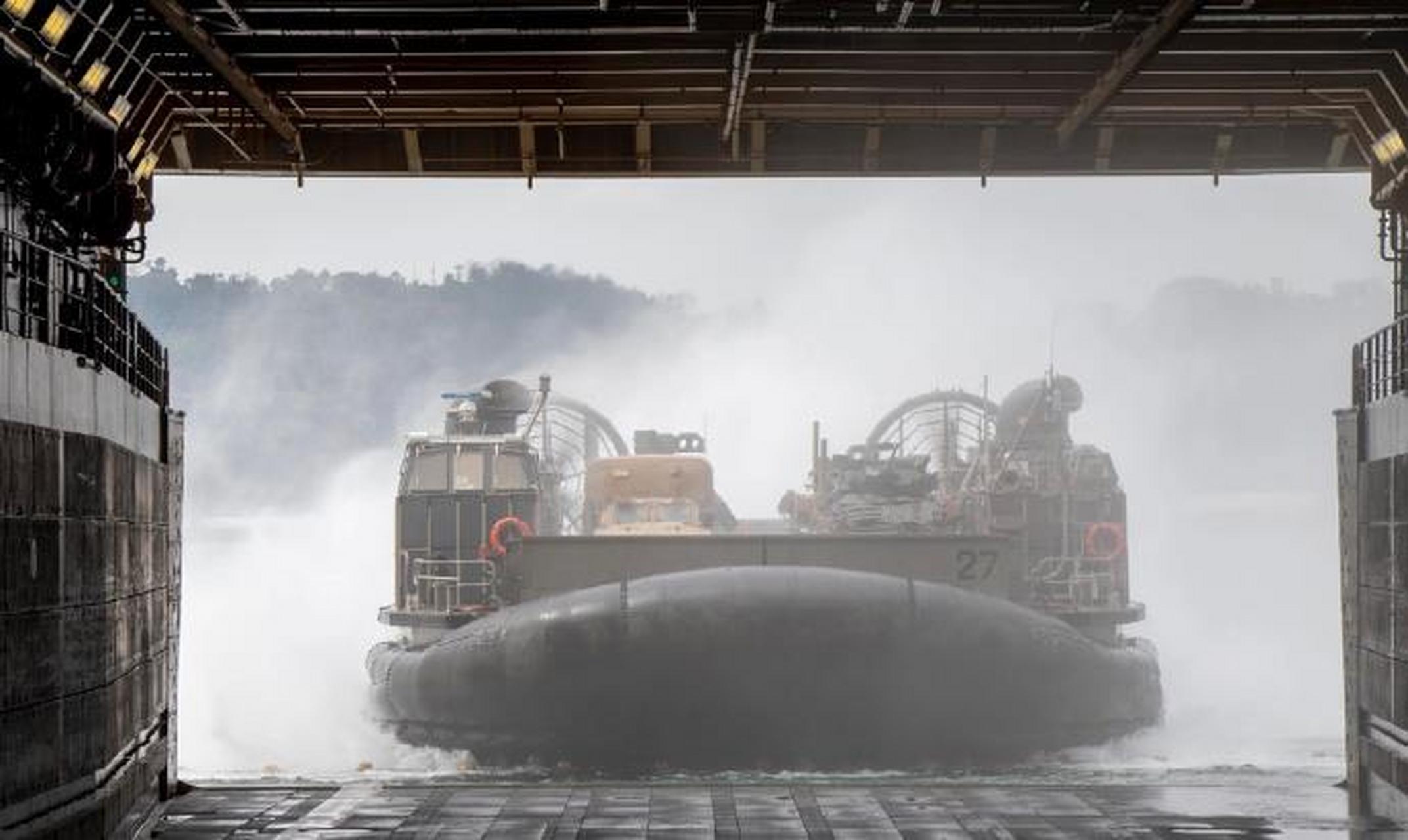 美国海军马金岛号两栖攻击舰在苏比克湾内进行美菲"肩并肩2023"联合