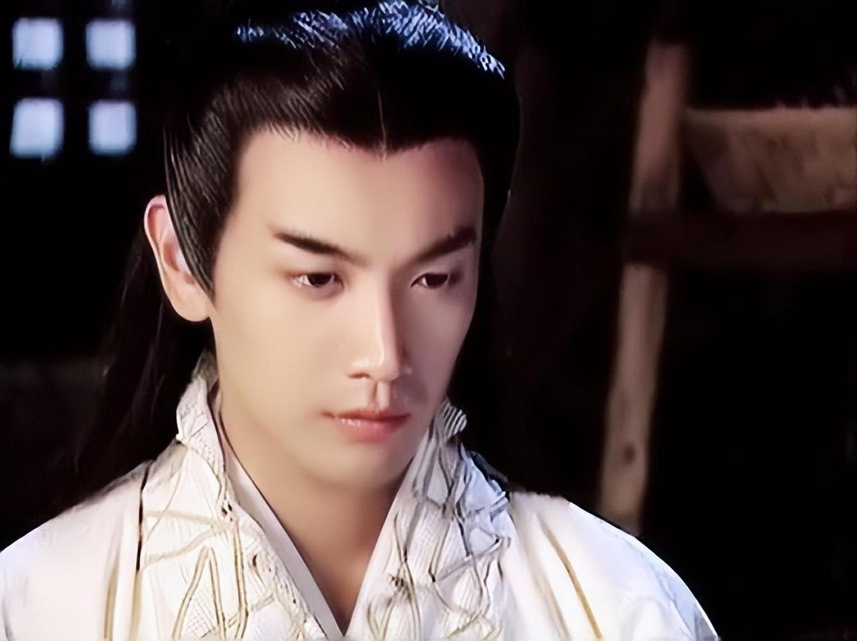 张智尧这位男星早些年同样是因为帅气而出圈,尤其是在那些"古装武侠剧