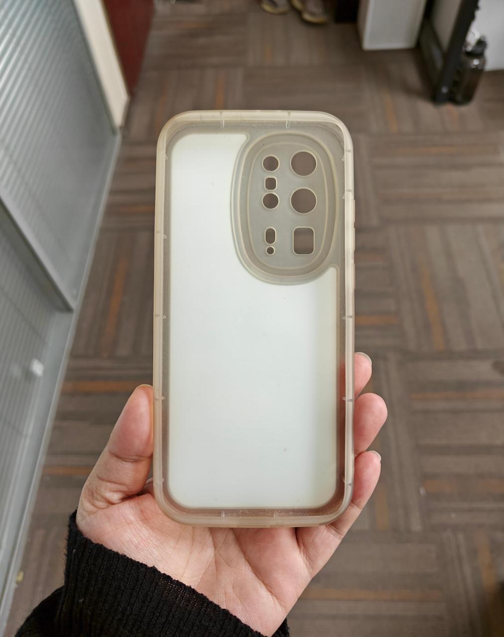 小伙伴翻出个用了好久发黄的手机壳[允悲] 大家能认出来这是哪台机的