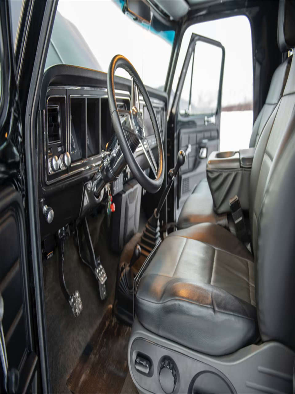 1975年福特f250  福特f250在1975年首次亮相时,以其强大的造型和肌肉