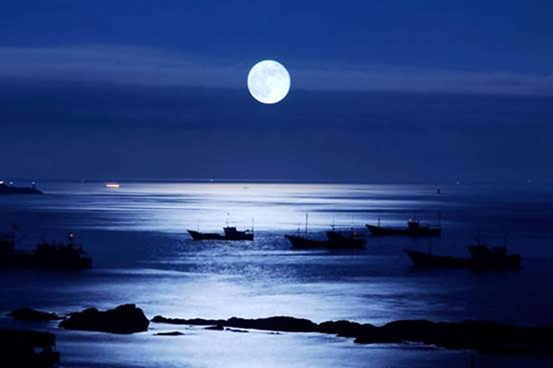 江天一色无纤尘,皎皎空中孤月轮.