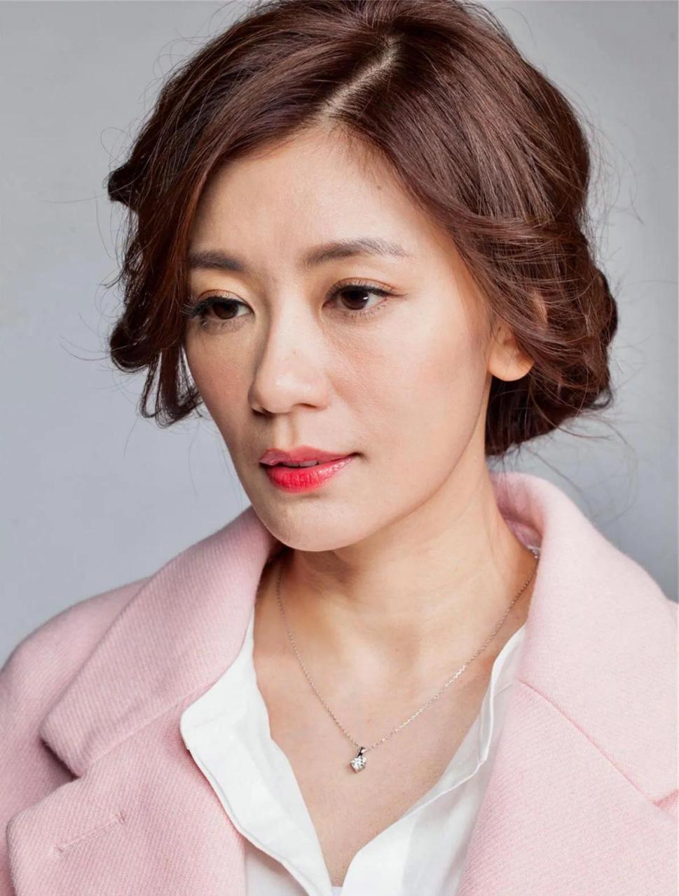 贾静雯年龄在那里,这才真实,依旧是不折不扣的美人胚子!