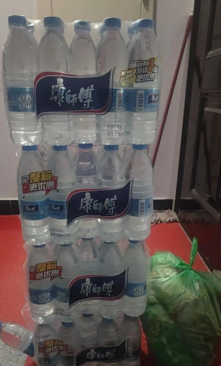 我美团下单4扎550ml*(12 2)瓶的康师傅矿泉水,买了准时宝, 可是骑手