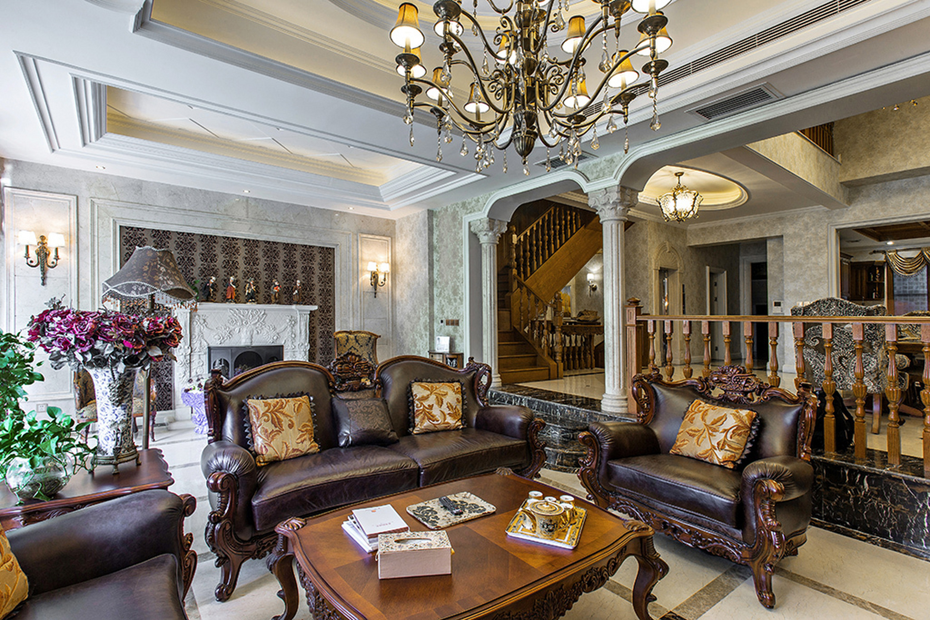 380㎡欧式新古典风格,拥抱优雅与华丽  本案采用壁纸与石材等元素,与