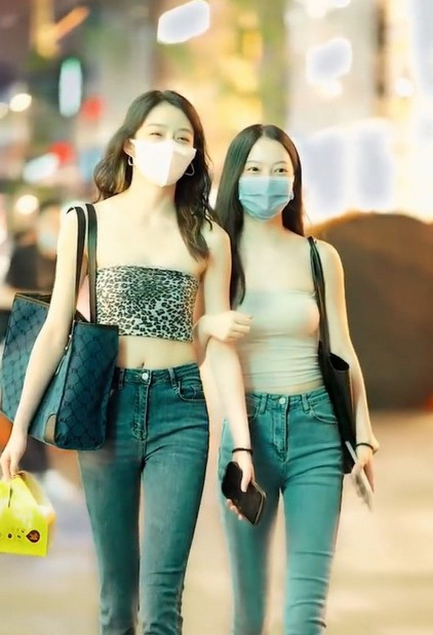 抹胸露脐装你更喜欢哪一种