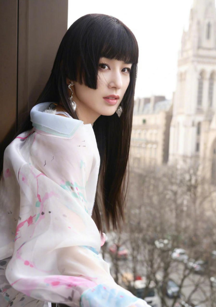 黄圣依半切刘海新造型,新颖独特,很好的修饰了颧骨.