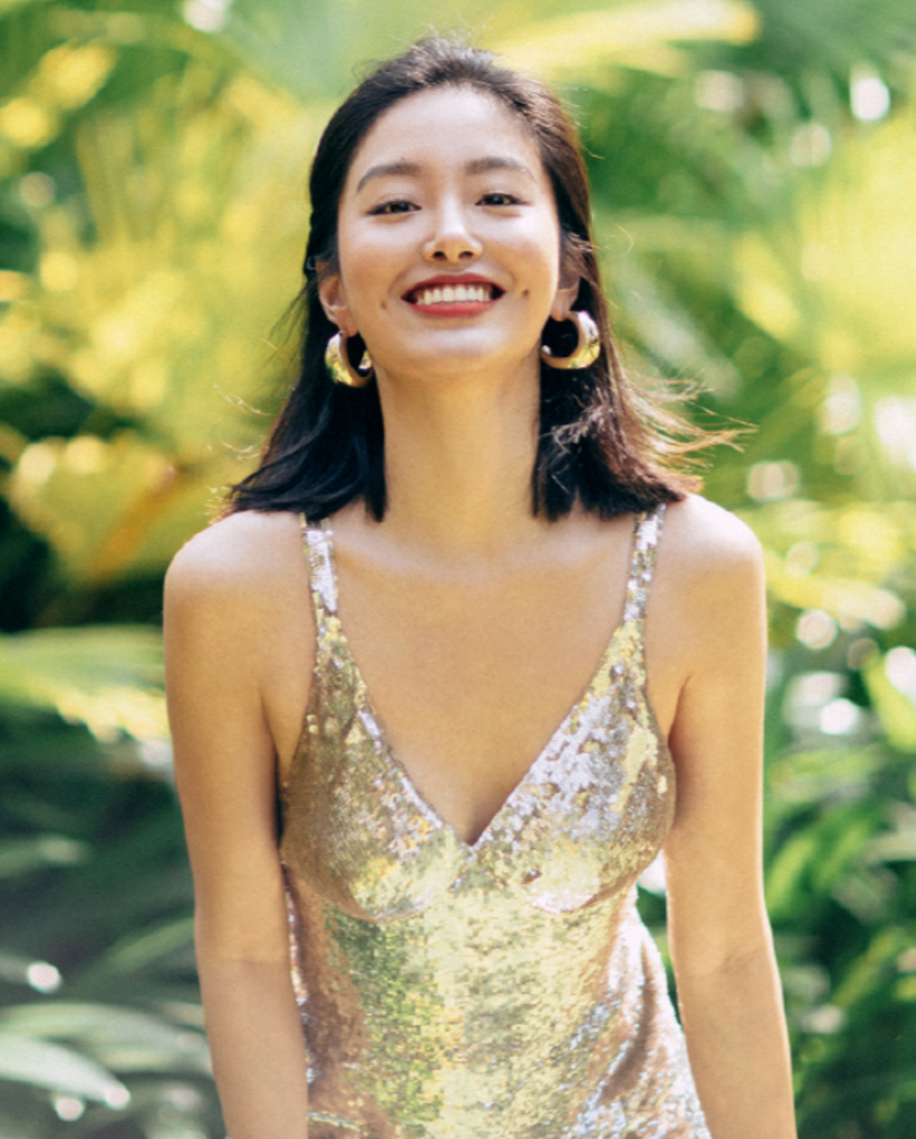 杨采钰的身材真是没谁了,穿亮片吊带裙配半扎发型,比例太优越