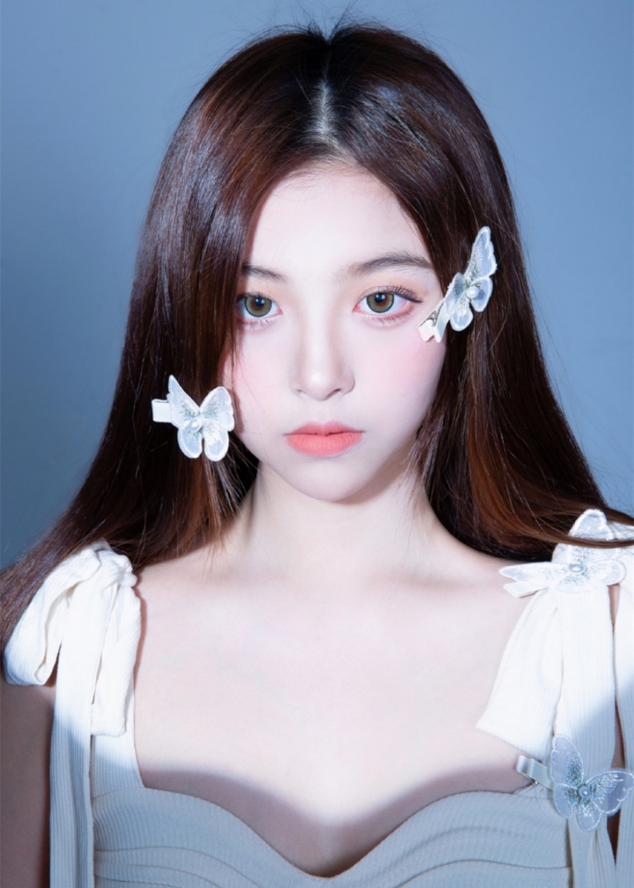 白皙大眼睛小姐姐唯美私房艺术写真