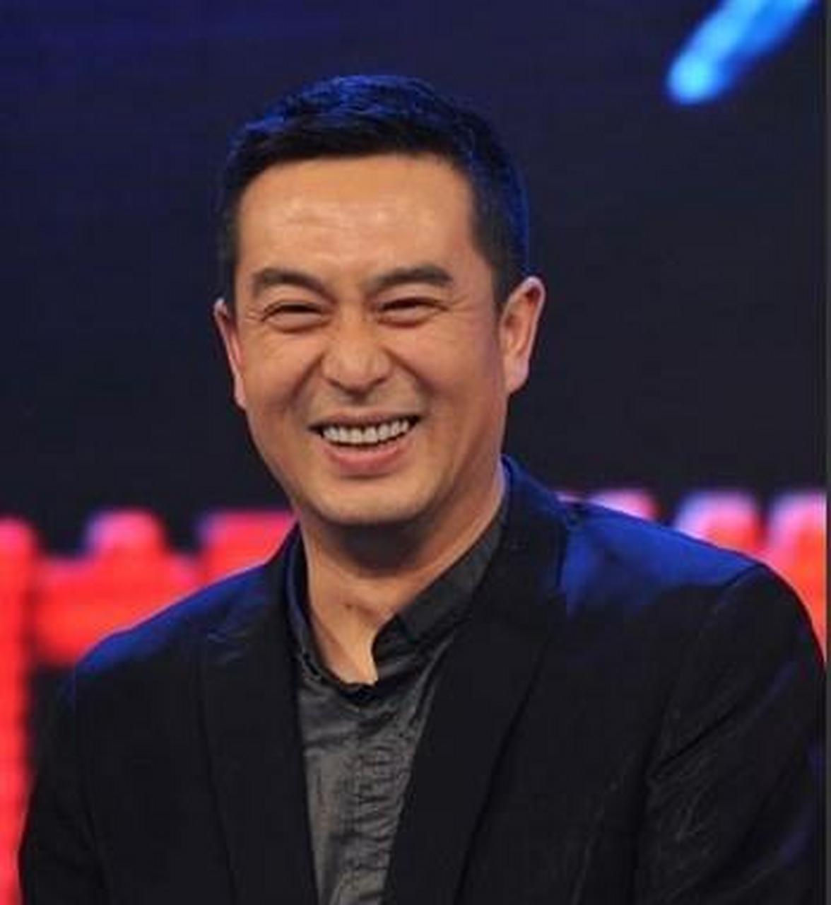 张嘉译成名后,花费7000万给现任购置豪宅,豪车,而他的前妻杜珺,在被