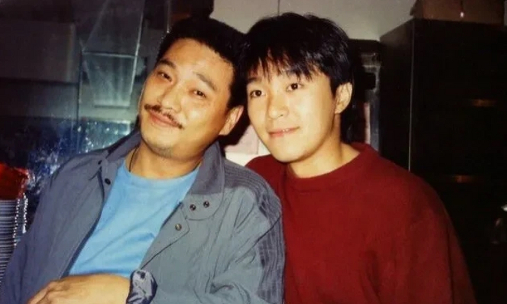 分享一组周星驰和吴孟达的合照,缅怀达叔.