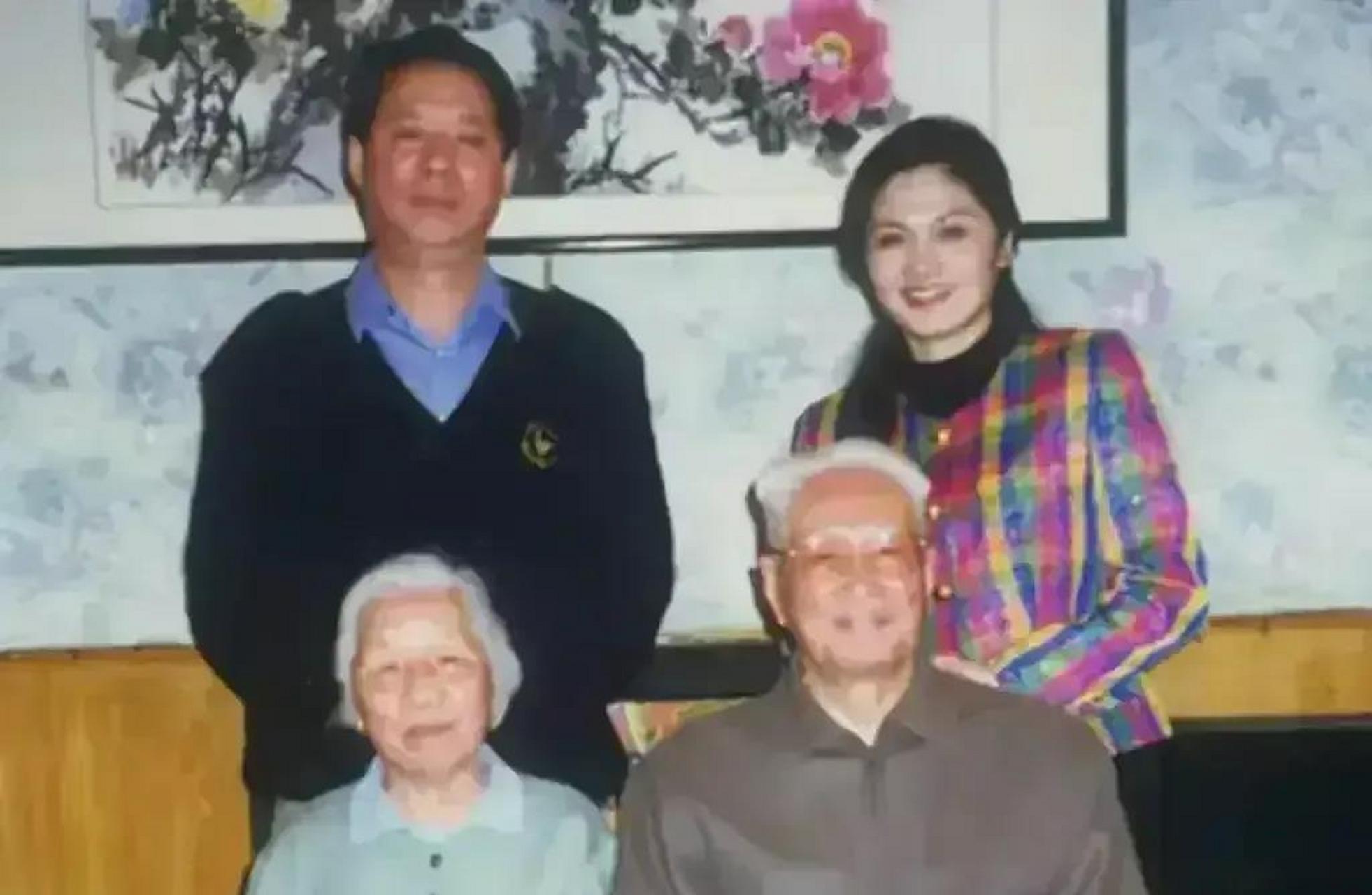 2007年,张宁阳和妻子韩月乔看望父亲张震时的合影.