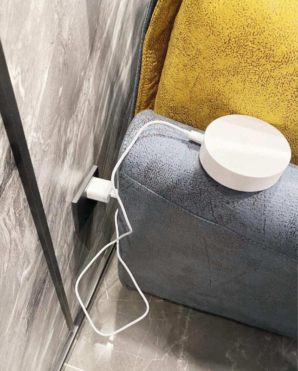 家居好物,沙发后的插座转换头.