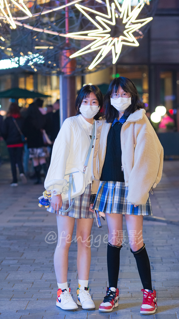 jk制服配aj鞋,小姐俩活泼可爱不怕冷 #双十一# #街拍# #jk制服