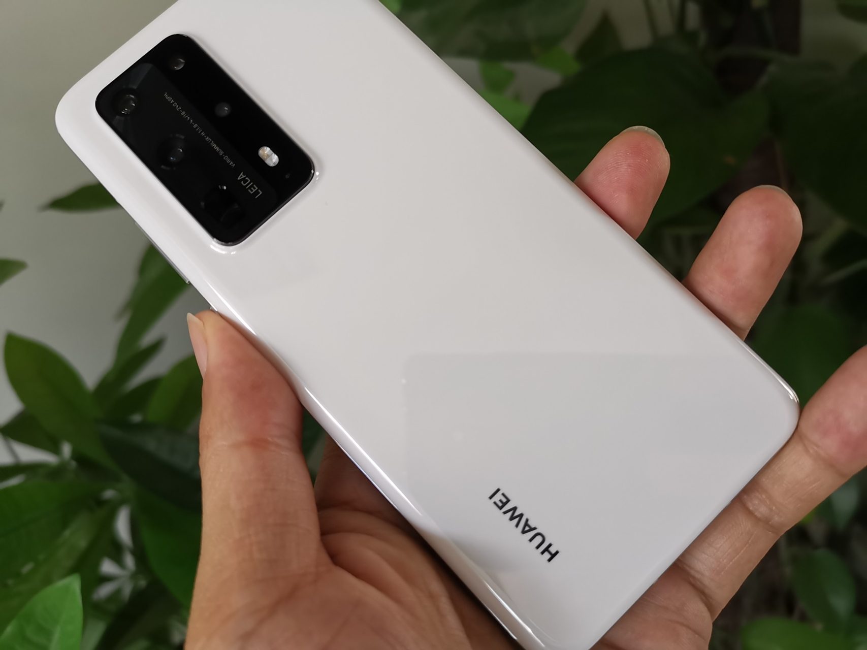 北京,一男子在回家的路上捡到一部华为p40pro手机,但在与失主沟通过程