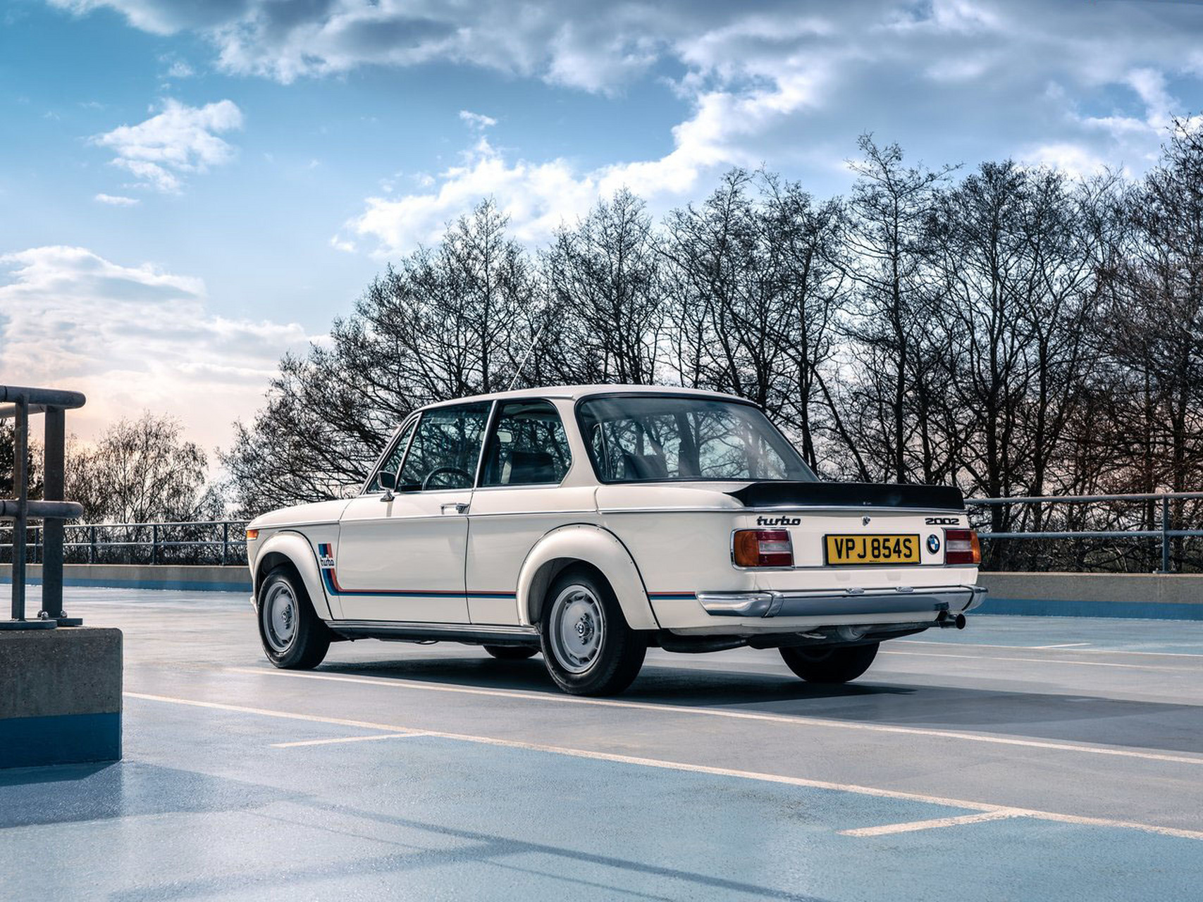 bmw 2002 turbo,它是bmw历史上的首款涡轮车,极速能达到211km/h.然而