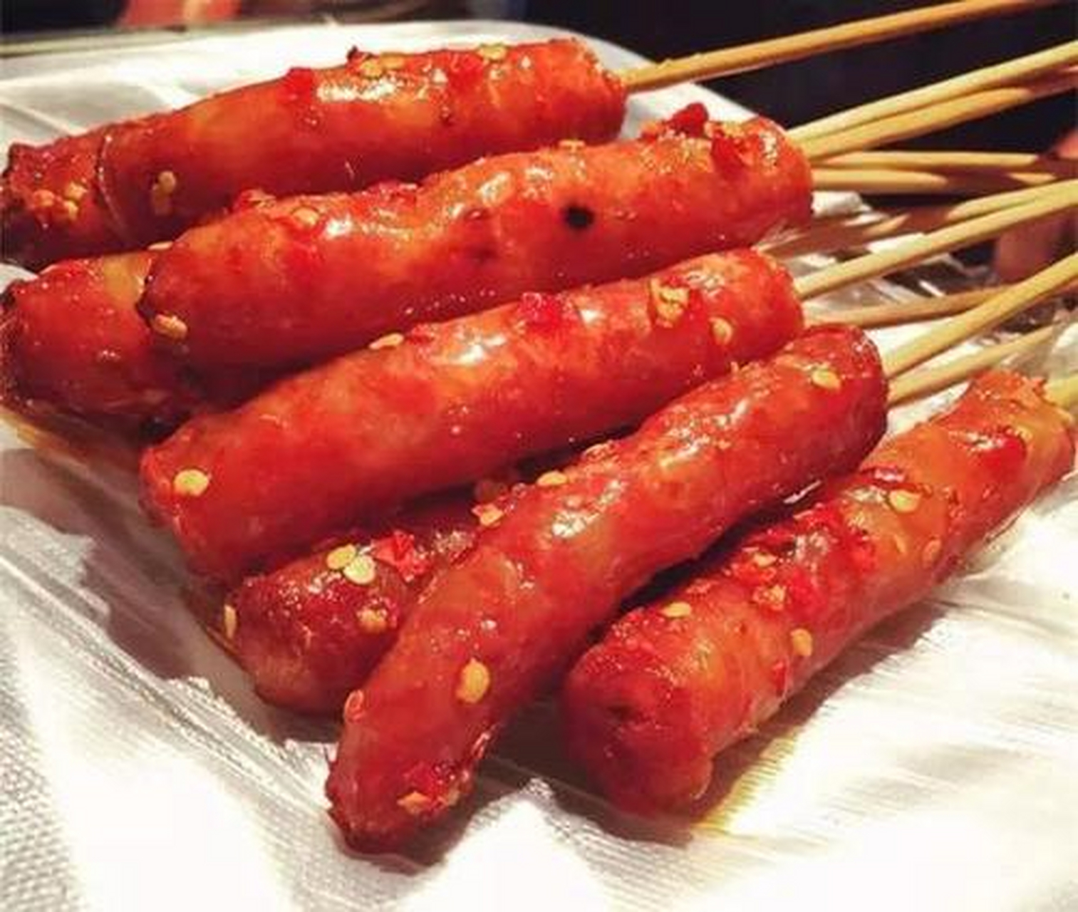 冬瓜山肉肠,这应该是长沙人气最牛逼的路边摊了,老板可是了不得,靠着