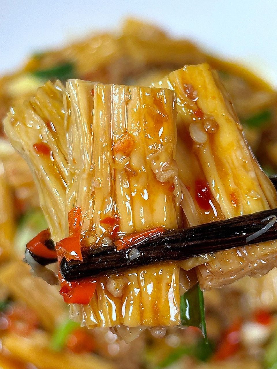 吸满汤汁的腐竹,热辣滚烫,真的太费米饭了!一起来看看怎么做吧