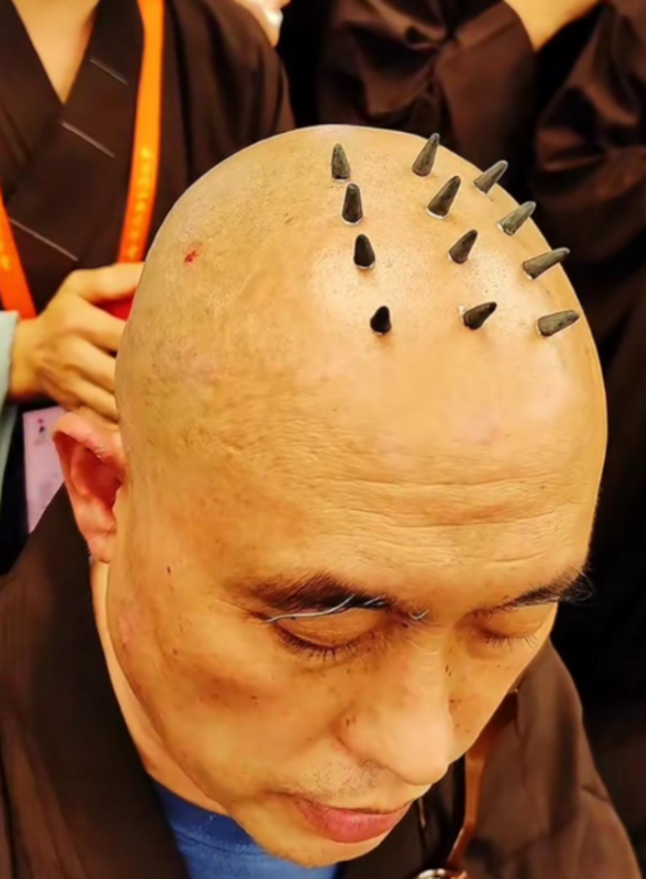 头上有犄角,身后有尾巴