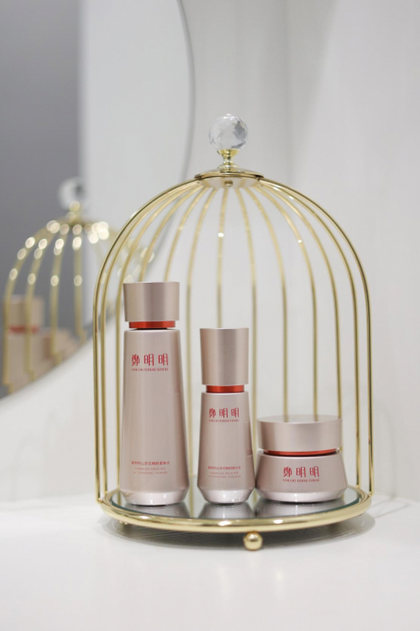 郑明明山茶花精颜套组有效果才是王道 保养的尽头是抗衰,随着皮肤慢慢