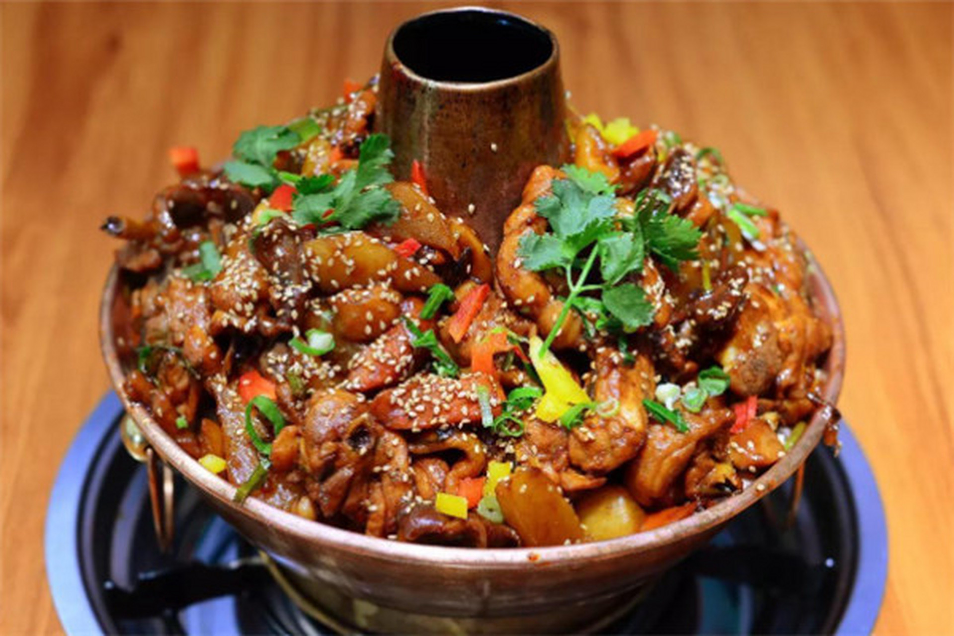 沧州火锅鸡是河北地区一种非常下饭的美食菜品,这道美食需要用到铜制