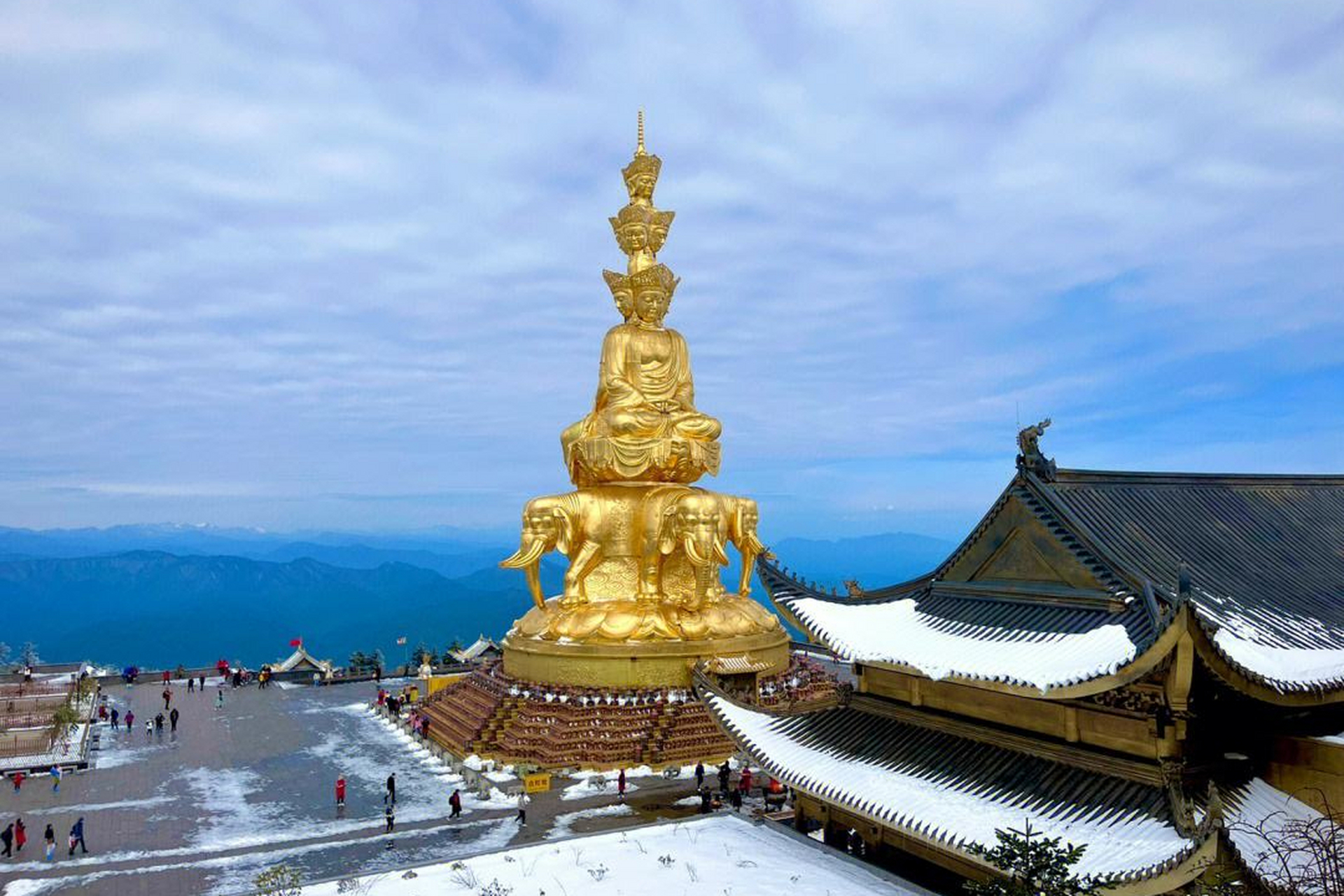 峨眉山风景区是四川盆地西南部一颗璀璨的明珠,位于峨眉山市西南7千米