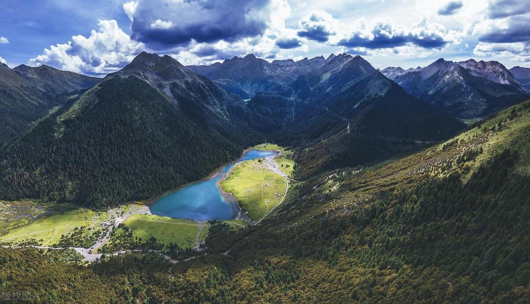 相比香格里拉那些闻名遐迩的景点,无底湖一直静静地藏在横断山脉深处