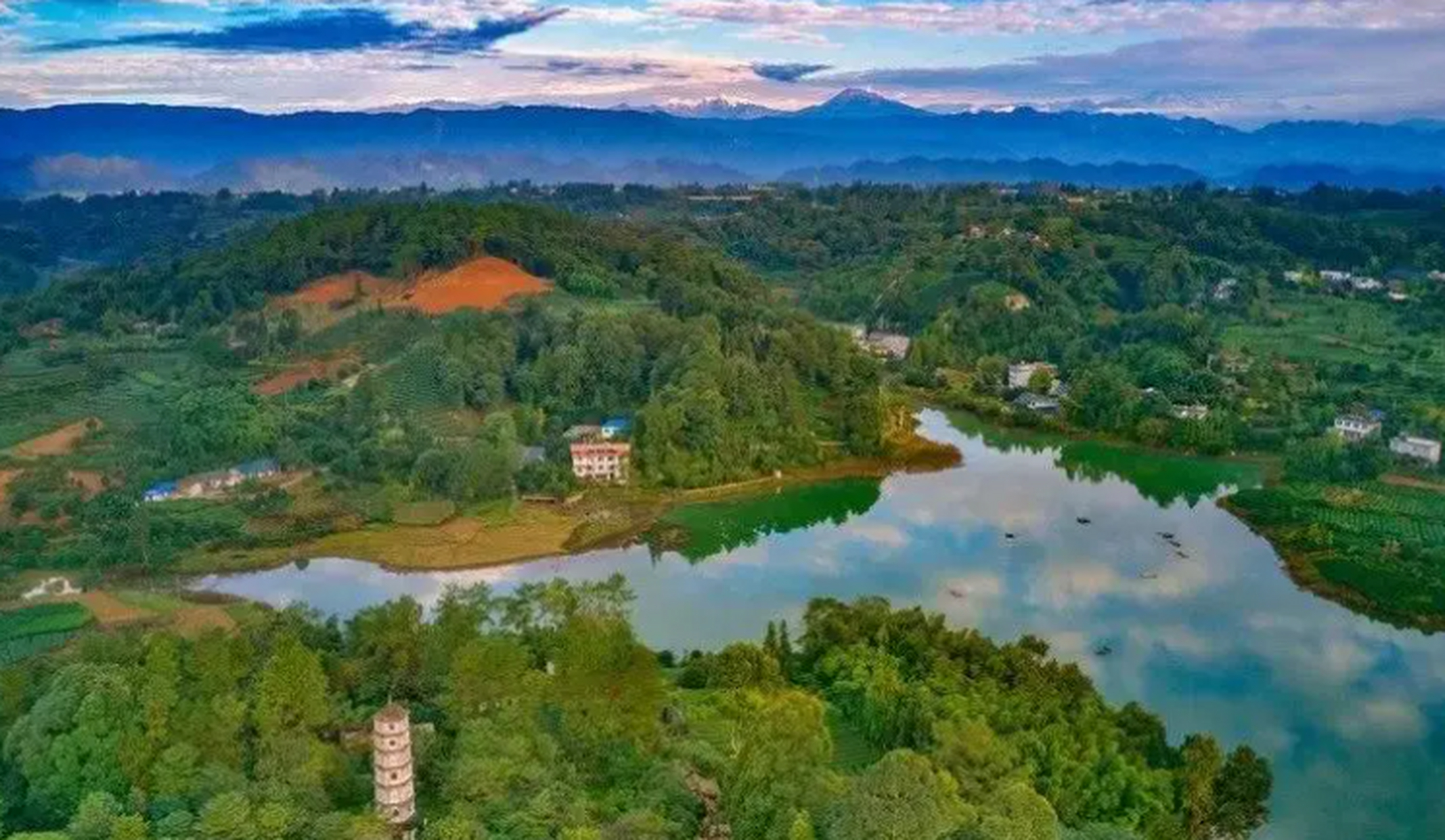 百丈湖方园较阔,常年蓄水二千万立方米,沿湖登高,只见湖水茫茫,群峰