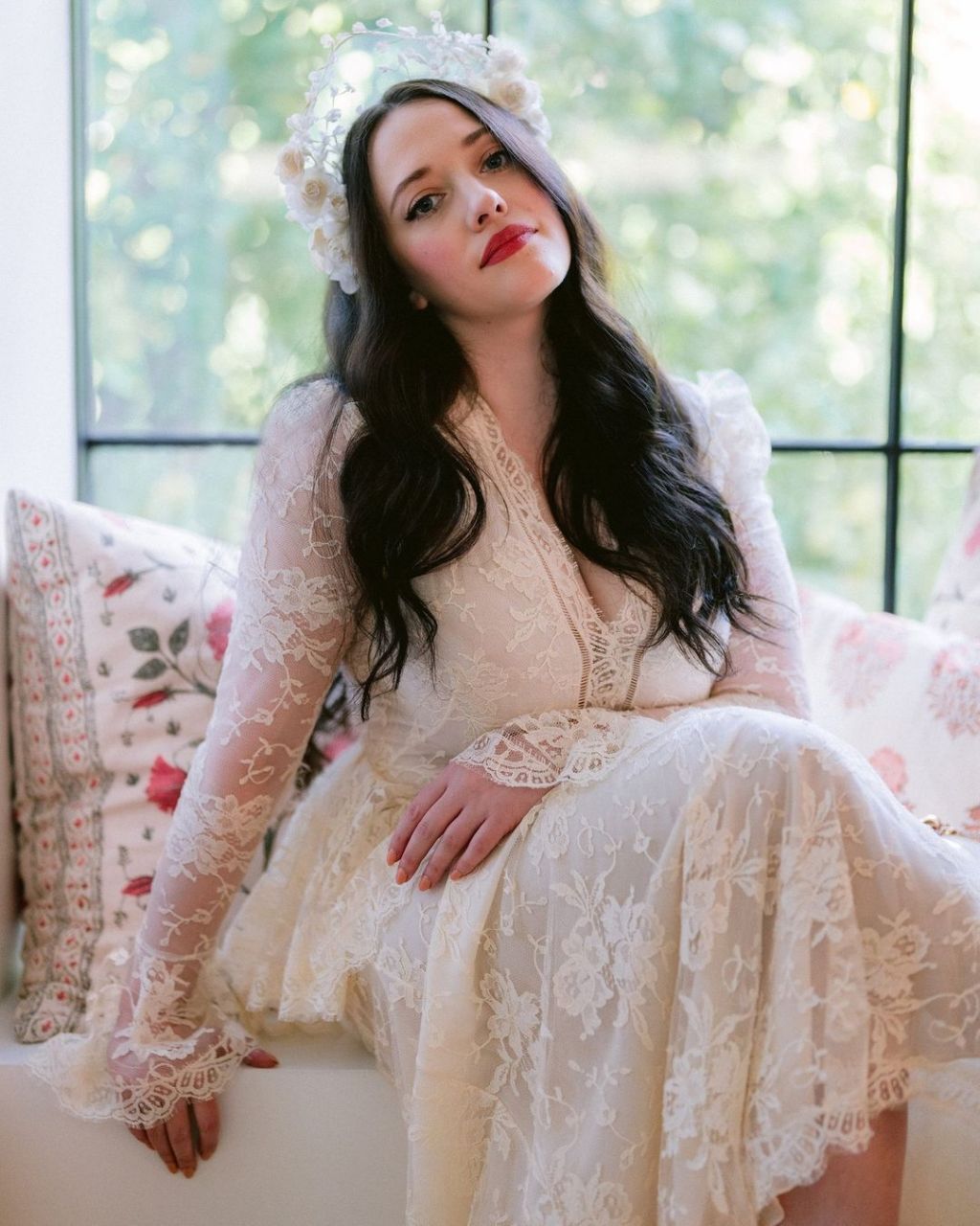 《破产姐妹》max扮演者kat dennings结婚,kat晒出婚纱照,两人在自家