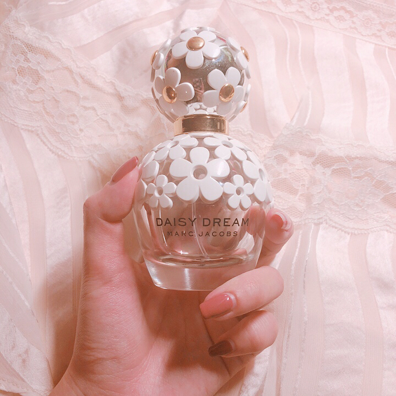 即将空瓶的香水marc jacob daisy dream雏菊之梦 纪念一下即将空瓶 用