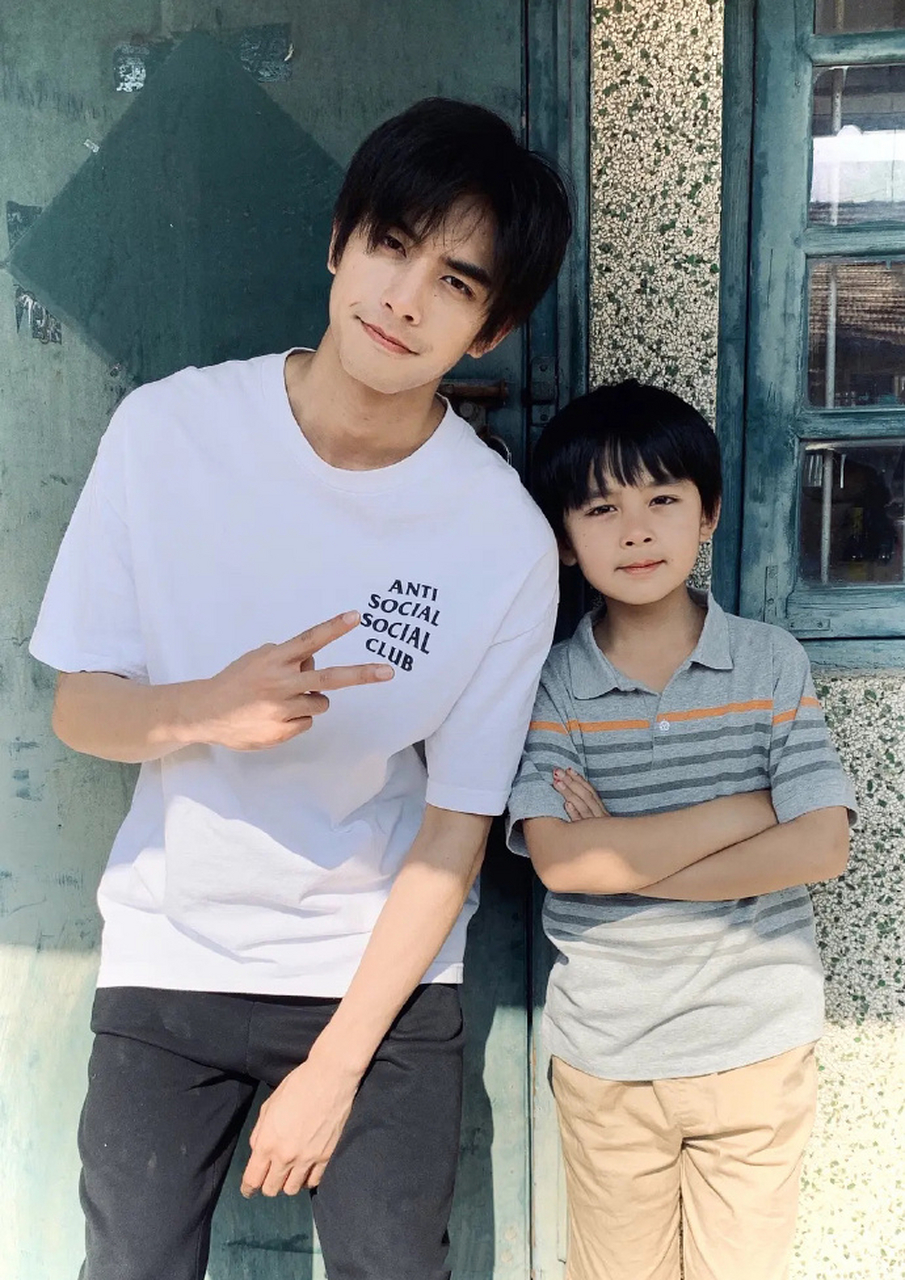 演凌霄小时候的小演员和宋威龙长的好像啊,选角导演有点东西[鼓掌]