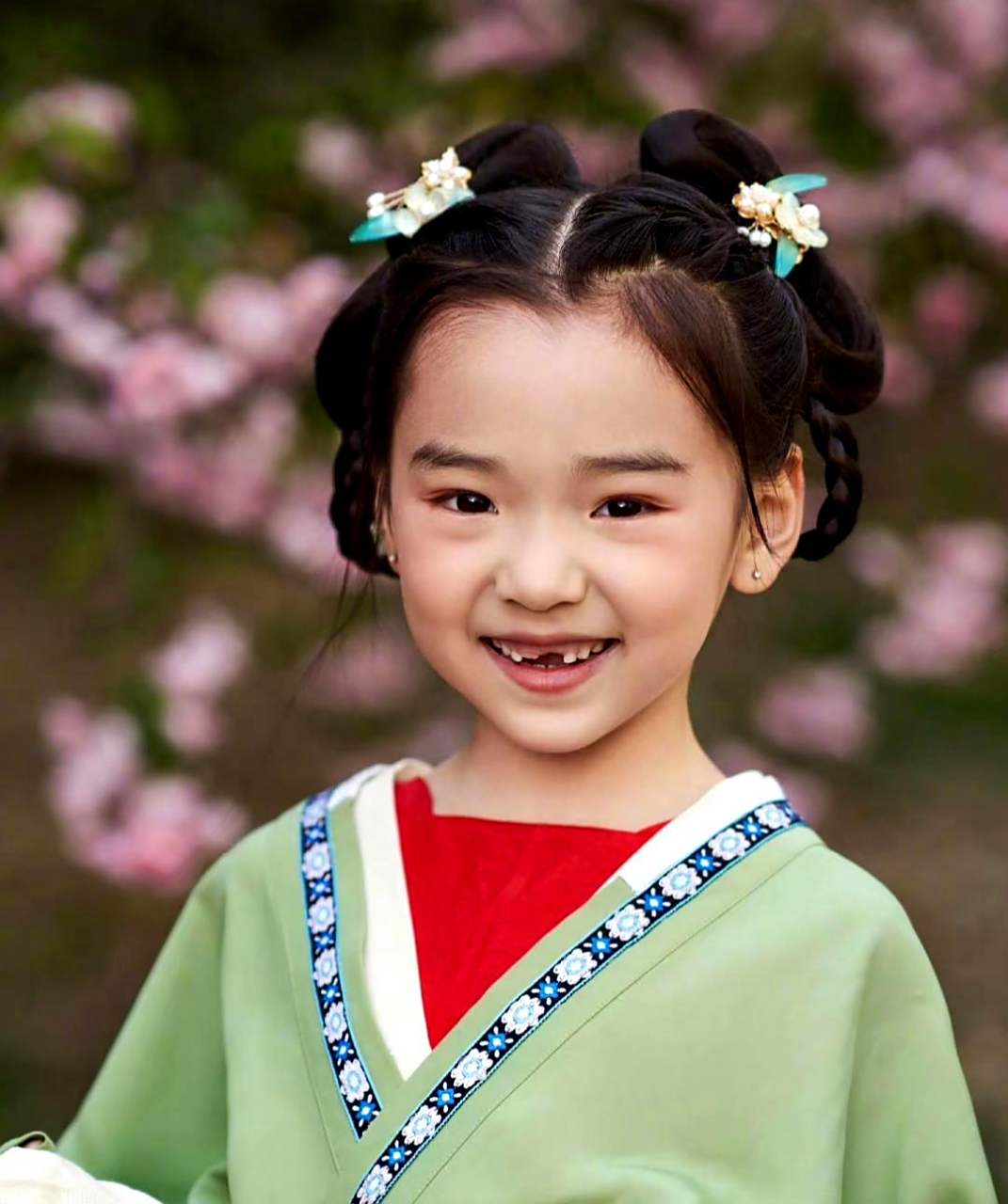 董璇晒出女儿古风童年照,小酒窝甜笑可爱极了,虽然换牙期有点喜感,但