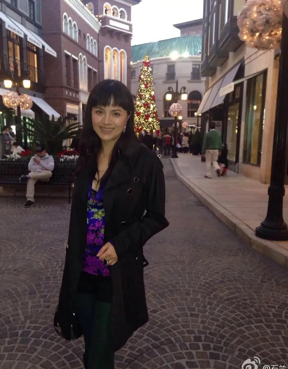 gif创作人# 著名演员石兰与外国老公在洛杉矶街头过圣诞的照片,两人