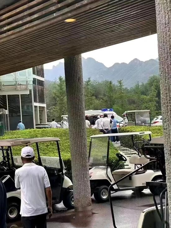 北京一高尔夫球场2人被雷击
