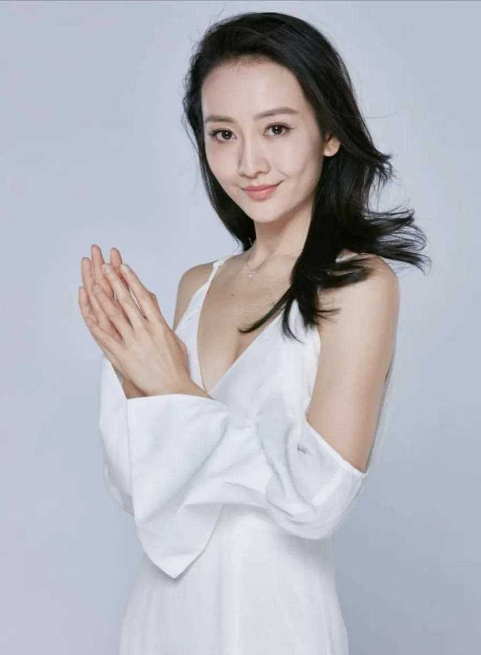 王鸥模特出身,外貌确实是足够标致[惊喜][惊喜] 有些人不喜欢王鸥的