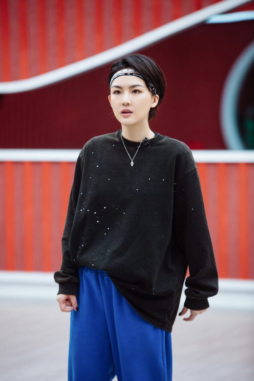 2月12日,《乘风破浪的姐姐》曝光一组陈梓童剧照,她戴太阳花毛线帽