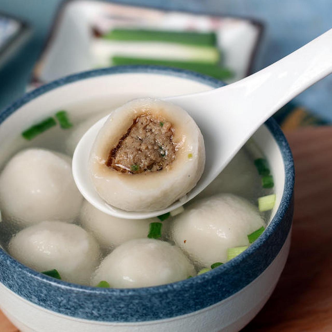 福州鱼丸是用鳗鱼肉,鲨鱼肉或马鲛鱼肉等混合,然后在里面包裹猪肉末或