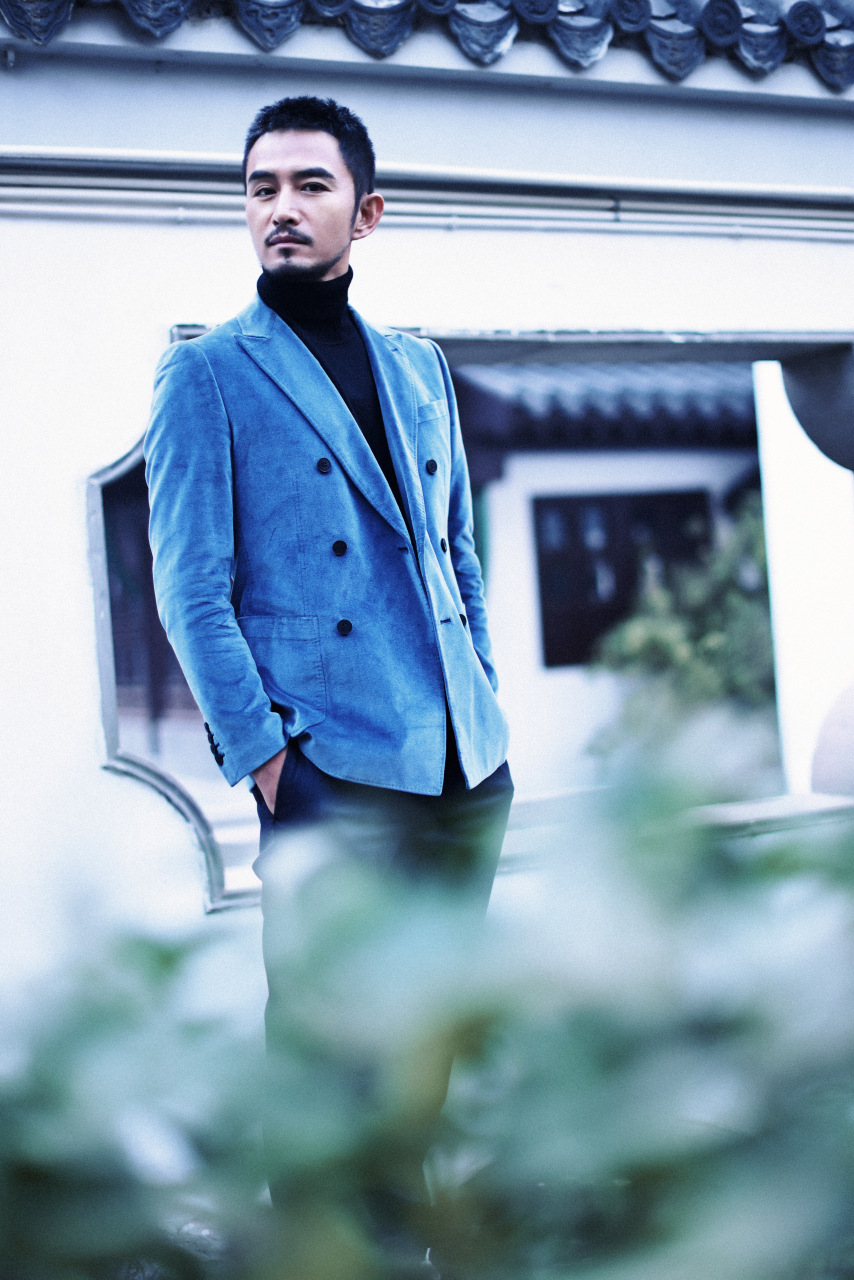 演员张晓晨身穿giovanni valentino高定西服 演绎率性风采 自在廓形