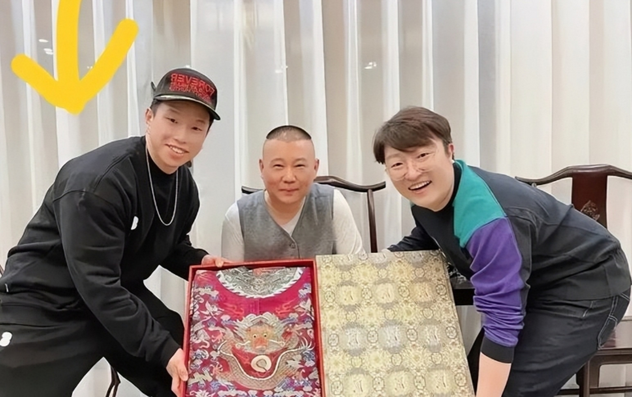 8万,买了一件顶级蟒袍送给他,郭德纲打开一看,开心得不得了:"好儿徒