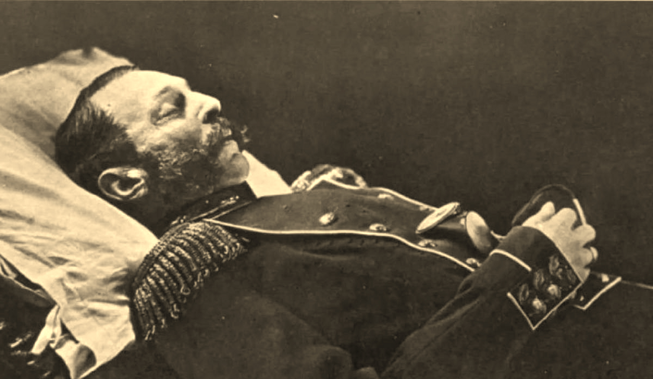 1881年,俄国,一向很强势的"亚历山大二世",再次遭遇刺杀;他曾多次遭遇