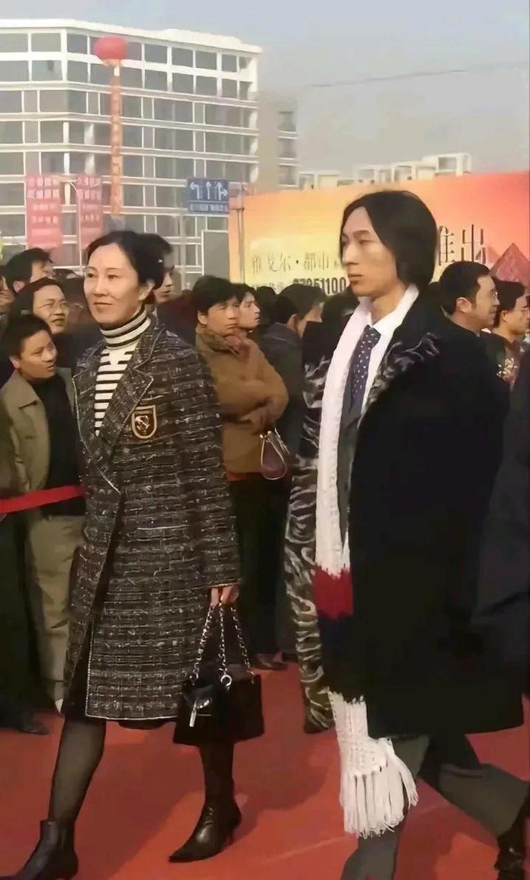 在多年前的一次活动中,年轻的王思聪和他的母亲林宁一起亮相.