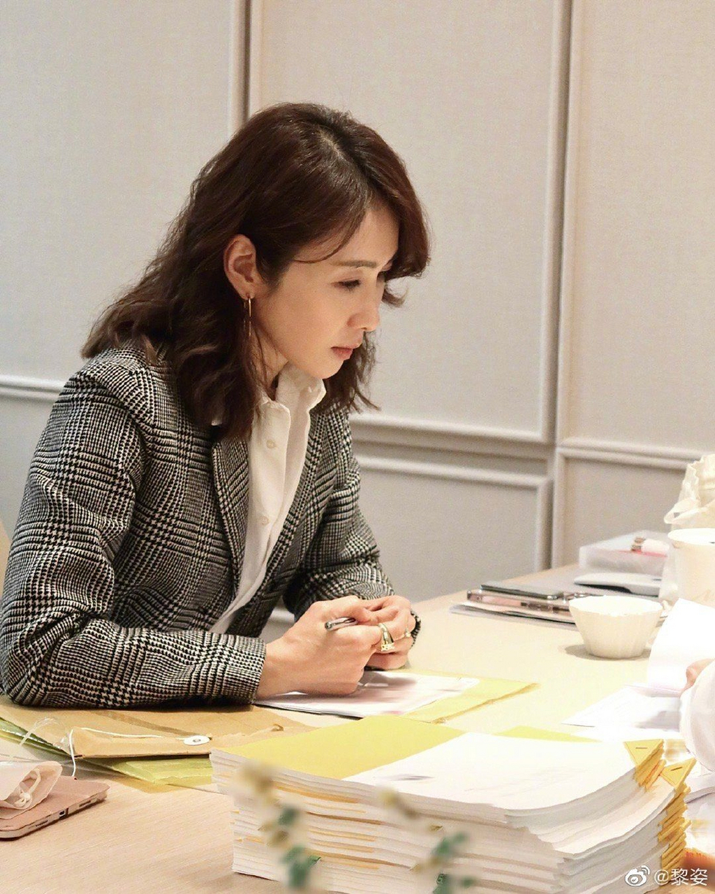 黎姿晒上班照穿搭干练秒变都市丽人 认真工作神态迷人