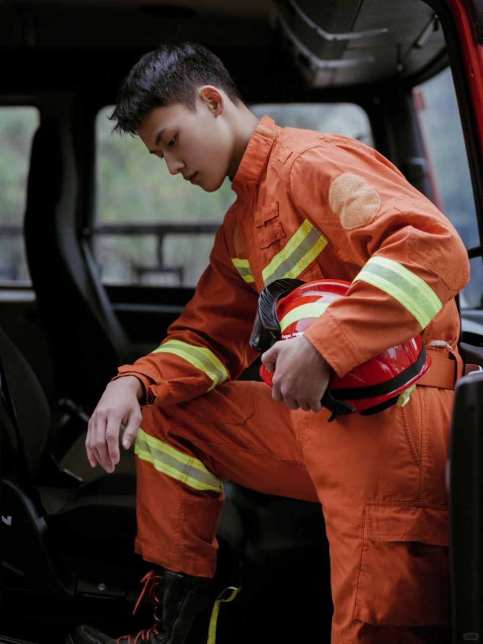 最帅消防员!你们的蓝朋友!  21岁正当少年!满满的帅气与正能量!